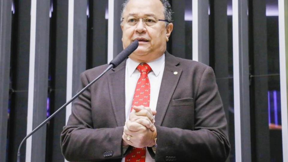 TRE cassa mandato de Silas Câmara por captação ilícita de recursos durante eleições