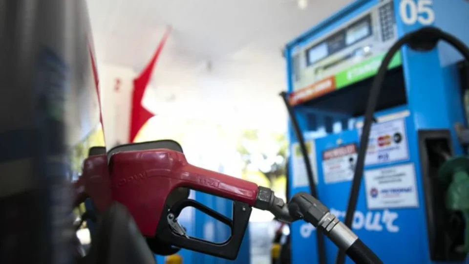 Gasolina chega a R$ 9,00 no interior do Amazonas, afirma vereador de Carauari