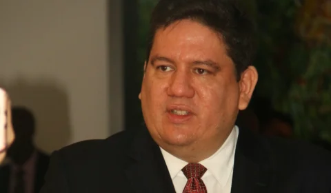 Érico desterro reconduz Ari Moutinho ao cargo de conselheiro do TCE-AM