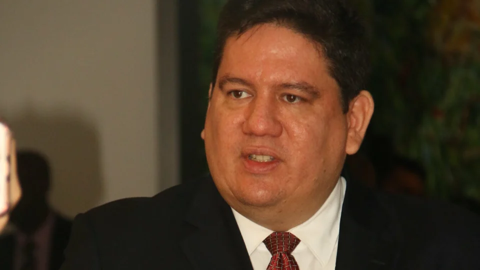 Érico desterro reconduz Ari Moutinho ao cargo de conselheiro do TCE-AM