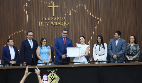 Aleam entrega Título de Cidadã Amazonense à empresária que doou 28 mil cilindros de oxigênio ao estado