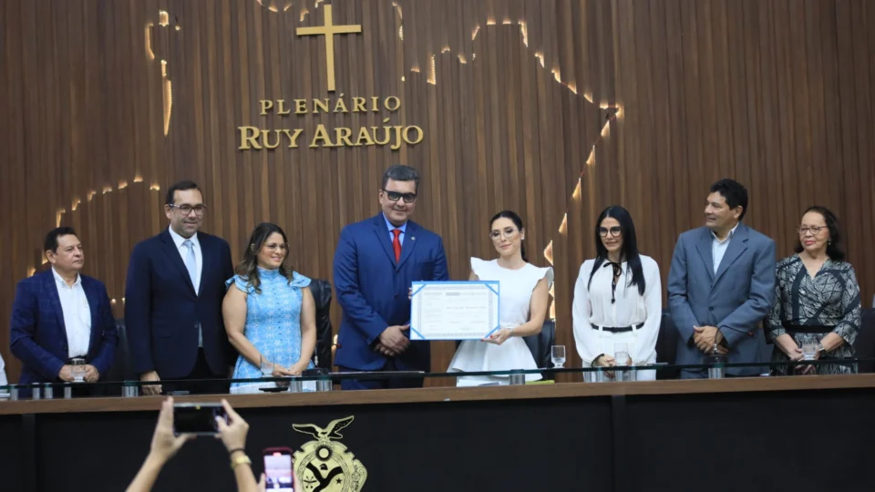 Aleam entrega Título de Cidadã Amazonense à empresária que doou 28 mil cilindros de oxigênio ao estado