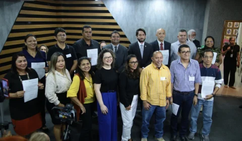 20 anos após concurso público, Câmara de Manaus empossa aprovados após longa espera