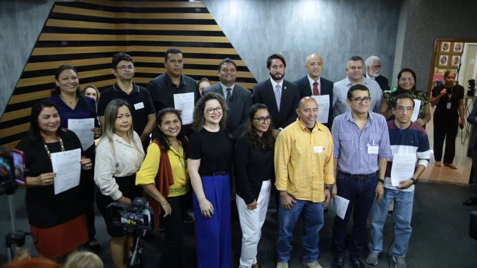 20 anos após concurso público, Câmara de Manaus empossa aprovados após longa espera