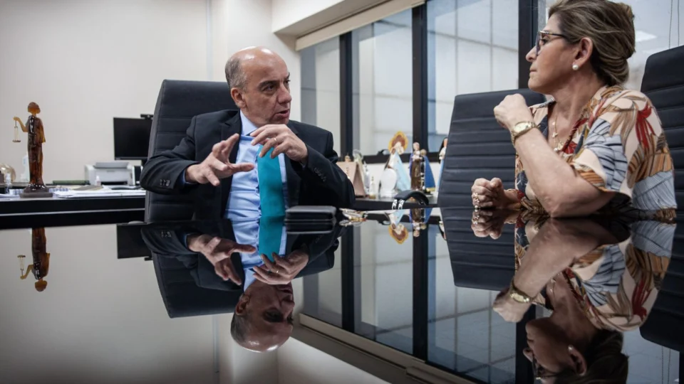 Nélia Caminha desobriga Érico Desterro a realizar julgamento sobre afastamento de Ari Moutinho