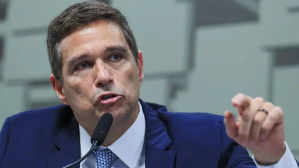 Governo deve tanto que pega o dinheiro do investimento para financiar dívida’, diz presidente do BC