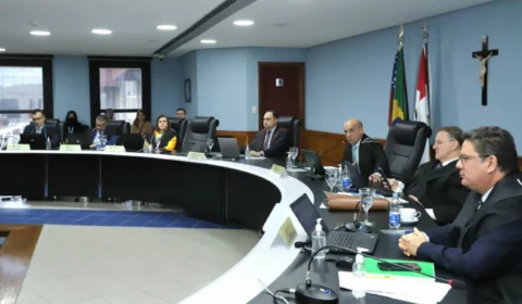 Decisão judicial determina sessão para TCE-AM julgar afastamento de Ari Moutinho Júnior