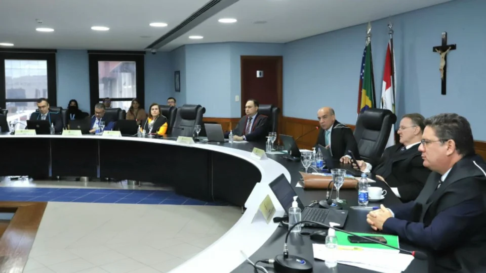 Decisão judicial determina sessão para TCE-AM julgar afastamento de Ari Moutinho Júnior