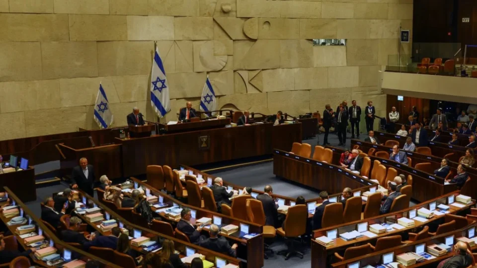 Parlamento de Israel aprova controverso projeto de lei que limita poderes da Suprema Corte