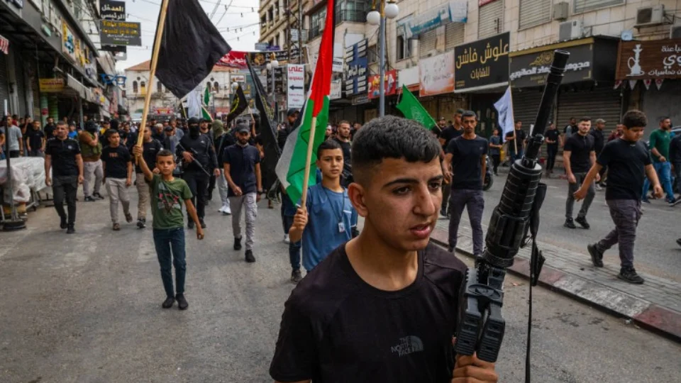 Guerra enfraquece Abbas e moradores da Cisjordânia já apoiam abertamente Hamas