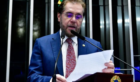 ‘Estão exterminando os mestiços’, diz Plínio ao votar contra cotas na educação