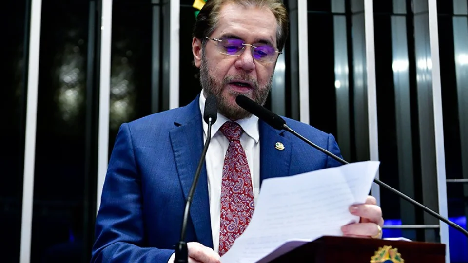 ‘Estão exterminando os mestiços’, diz Plínio ao votar contra cotas na educação