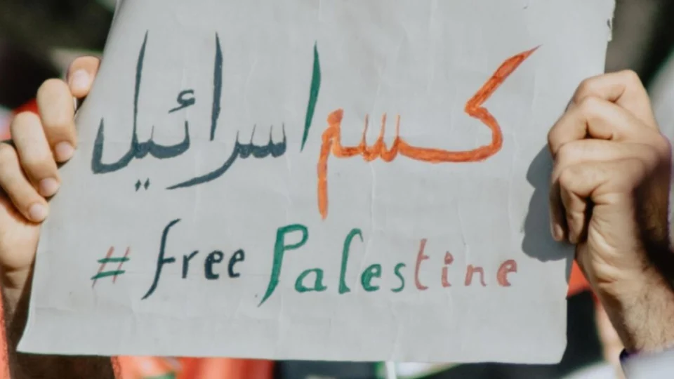 Conflito Israel-Hamas reconfigura a política ocidental