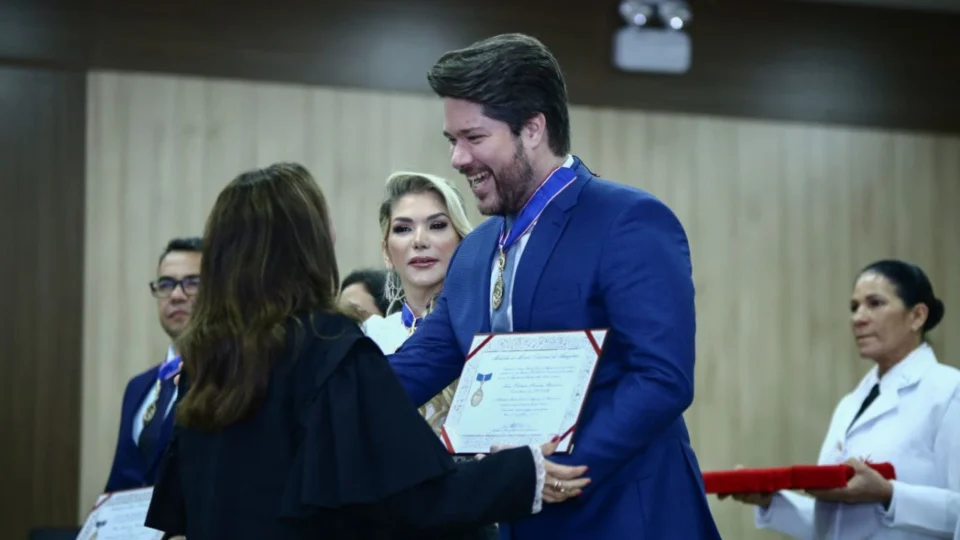 Conselheiro Fabian Barbosa é homenageado pelo TRE com Medalha do Mérito Eleitoral