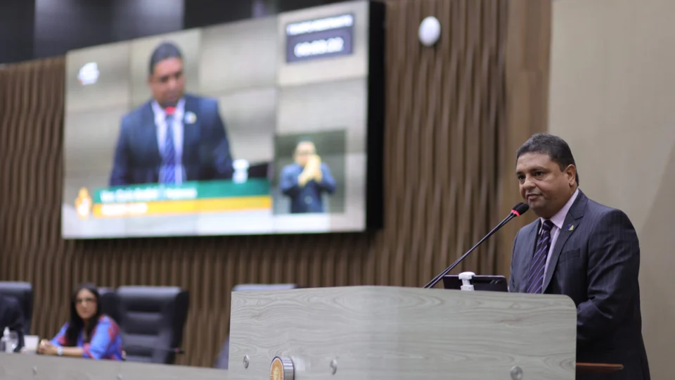 Caio André convoca secretário após bloqueio financeiro: ‘Crime contra Constituição de Manaus’