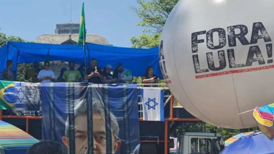 Manifestantes fazem “buzinaço” e pedem impeachment de Lula
