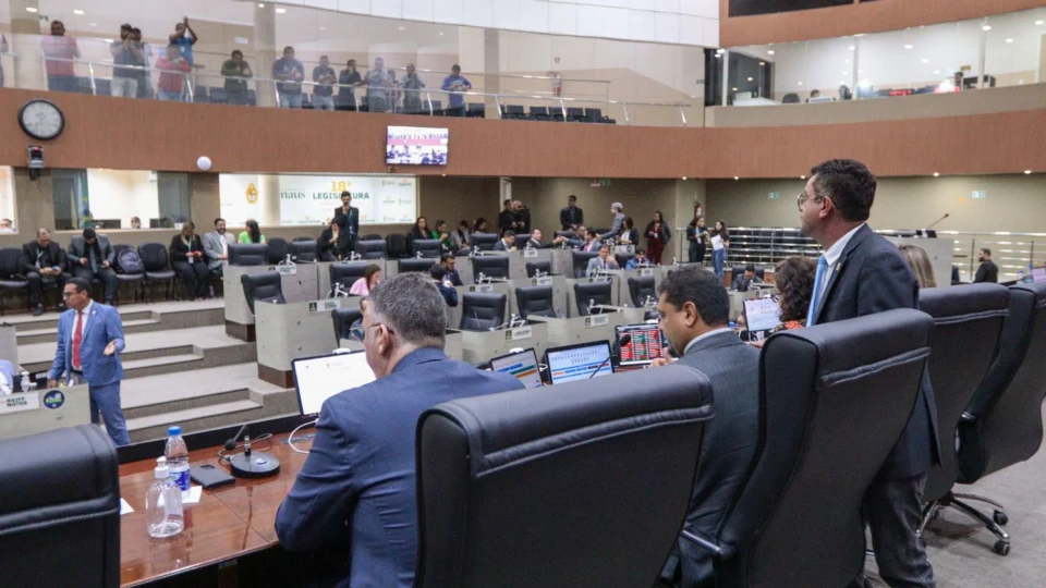 Juíza suspende aumento e pagamento do ‘Cotão’ dos vereadores de Manaus