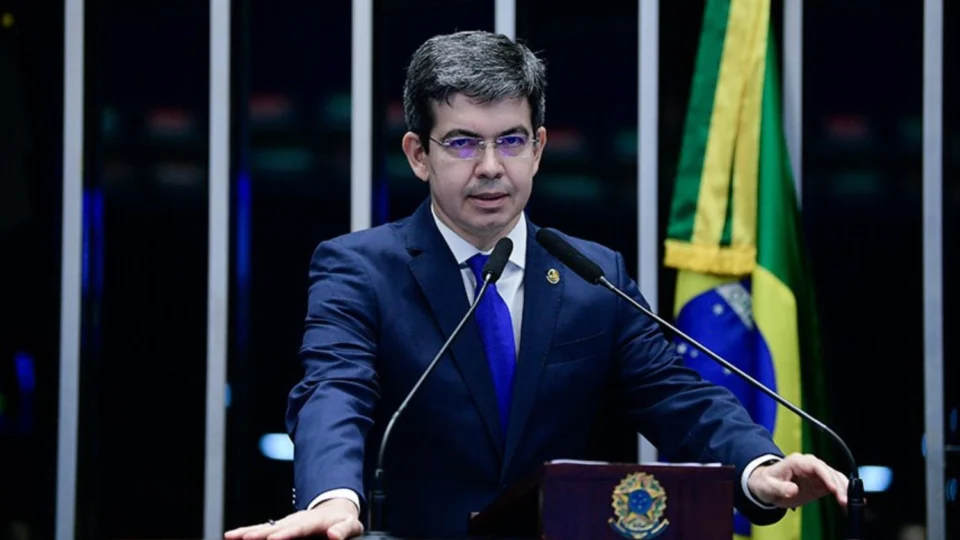 Randolfe propõe passagens grátis para ministros e magistrados entre Brasília e residências