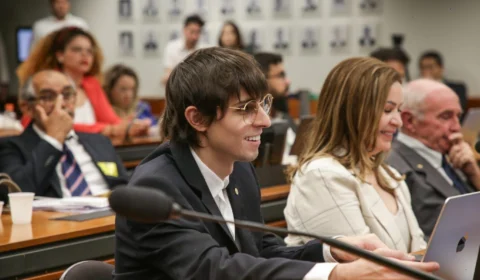 Amom recebe nota máxima e se destaca na Câmara dos Deputados