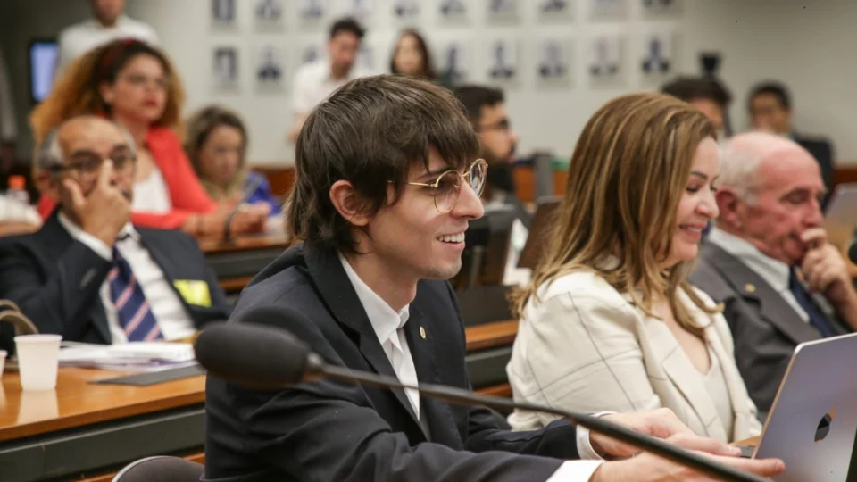 Amom recebe nota máxima e se destaca na Câmara dos Deputados