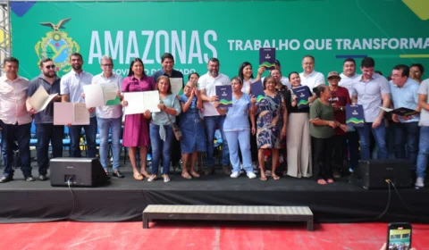 Em Parintins, Wilson Lima entrega 281 títulos definitivos de imóveis para famílias