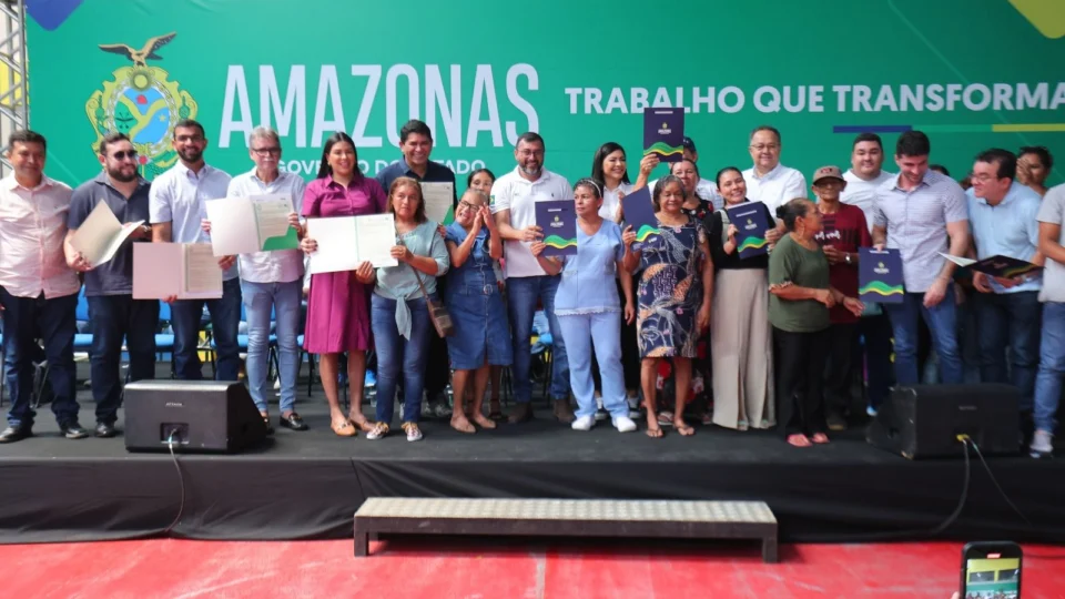Em Parintins, Wilson Lima entrega 281 títulos definitivos de imóveis para famílias