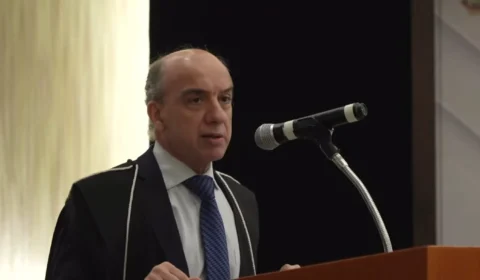 Yara Lins não aplaude Érico Desterro após discurso de prestação de contas