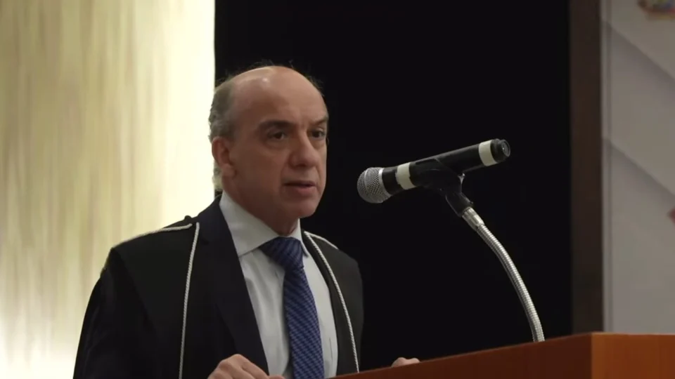 Yara Lins não aplaude Érico Desterro após discurso de prestação de contas