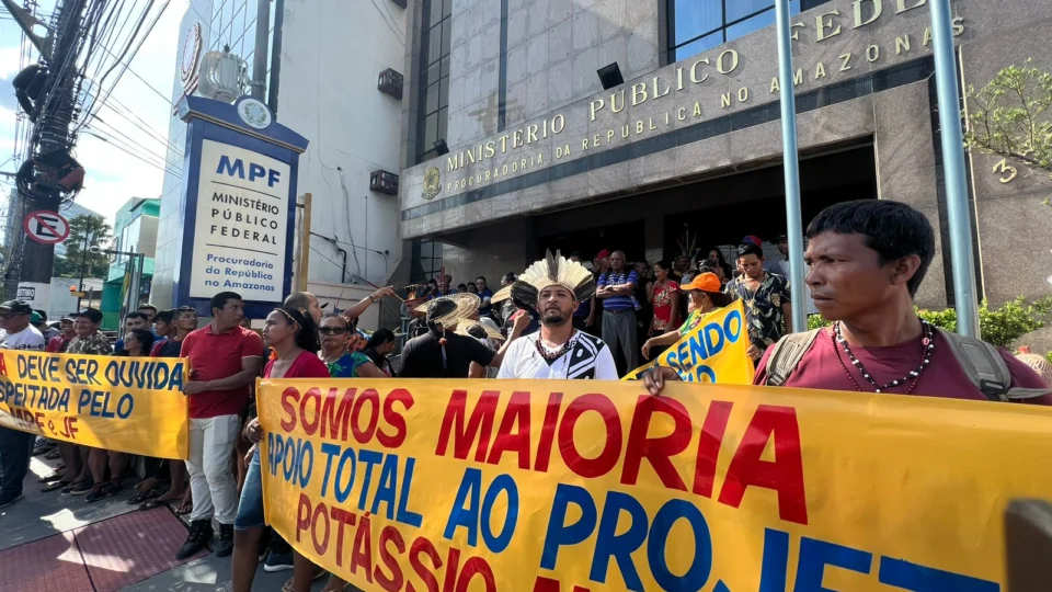 Indígenas Mura protestam no MPF-AM em defesa da extração de potássio em Autazes
