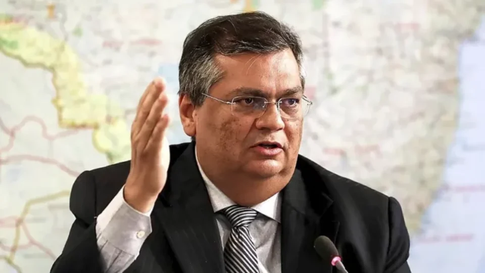 Políticos pedem impeachment de Dino após reuniões do MJ com organização criminosa