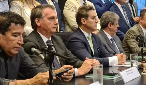 Bolsonaro reúne apoiadores no Congresso e mostra força