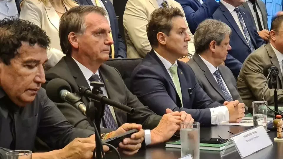 Bolsonaro reúne apoiadores no Congresso e mostra força