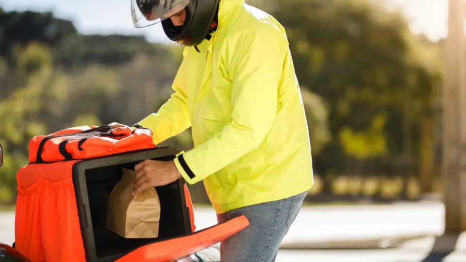 Em Manaus, nova lei exige que entregas de delivery sejam feitas na portaria de condomínios