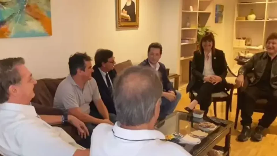 Bolsonaro chega a Buenos Aires e já se reúne com Milei