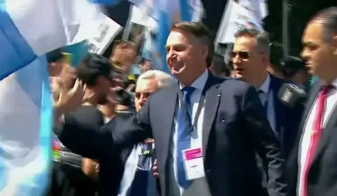 Bolsonaro recebe recepção calorosa de argentinos na posse de Milei