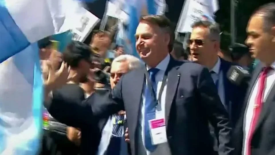 Bolsonaro recebe recepção calorosa de argentinos na posse de Milei