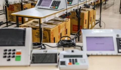 Incêndio atinge caminhão que transportava 412 urnas eletrônicas do Acre a Manaus