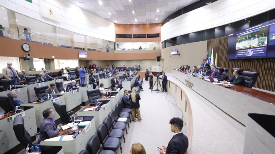 Vereadores barram troca de área verde do município por casarão de familiares de Pauderney