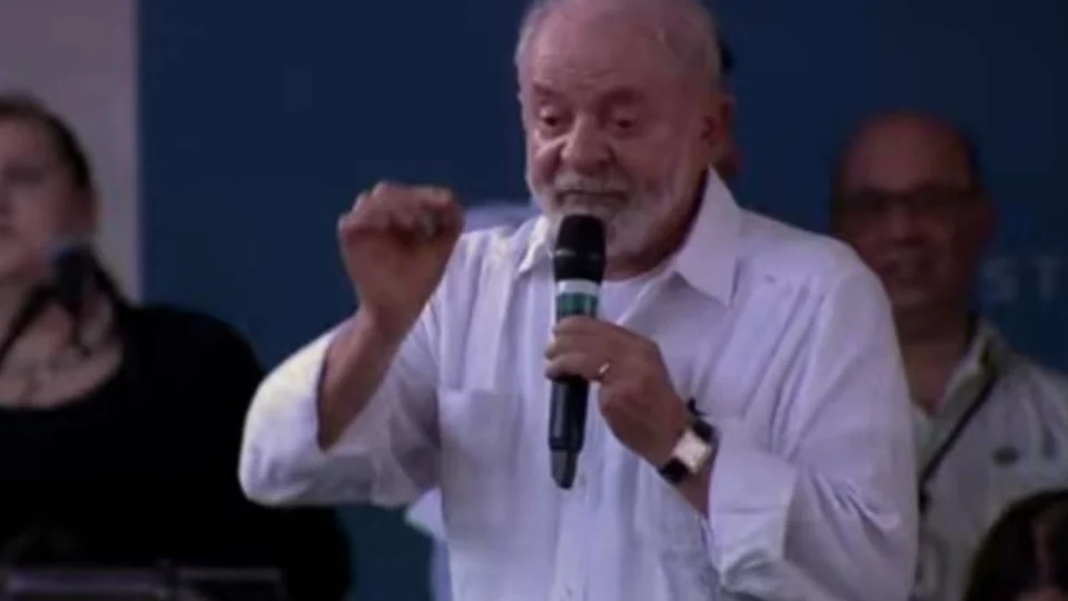 Lula diz que nunca esteve em triplex do Guarujá, mas já foi fotografado no local