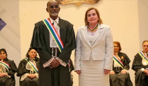 Nova presidente do TCE-AM, Yara Lins, é homenageada com medalha da Ordem do Mérito Judiciário