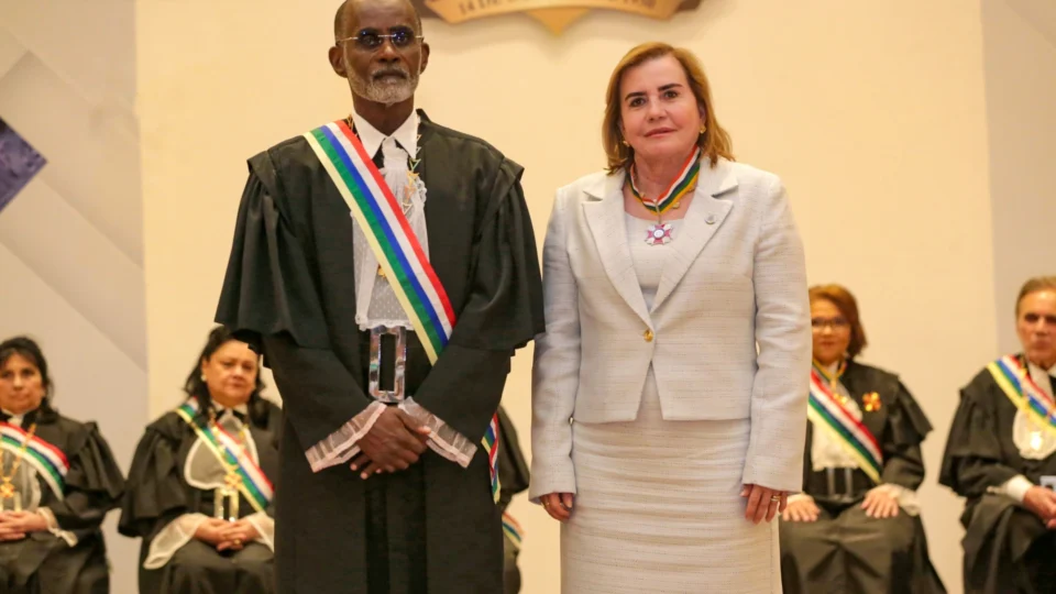 Nova presidente do TCE-AM, Yara Lins, é homenageada com medalha da Ordem do Mérito Judiciário