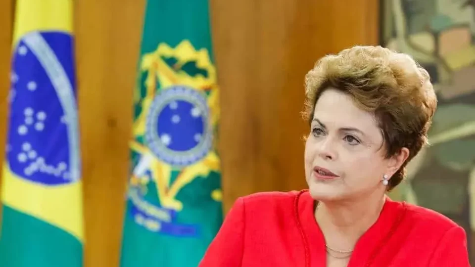 Responsável por recessão e pedaladas, Dilma é eleita ‘Mulher Economista 2023’
