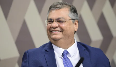 ‘Não estou aqui para debater política’, diz Dino