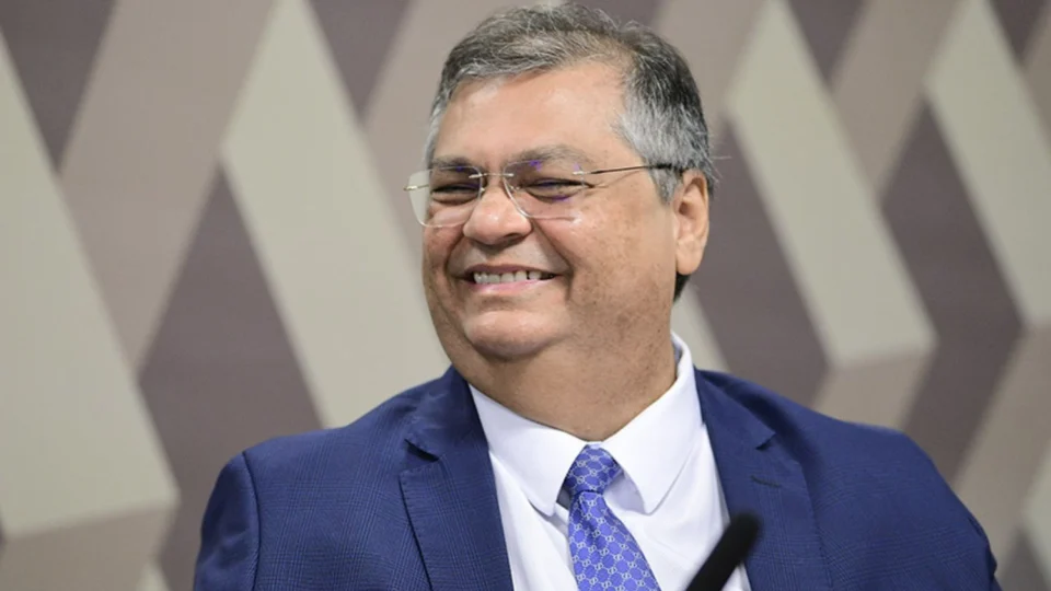 ‘Não estou aqui para debater política’, diz Dino