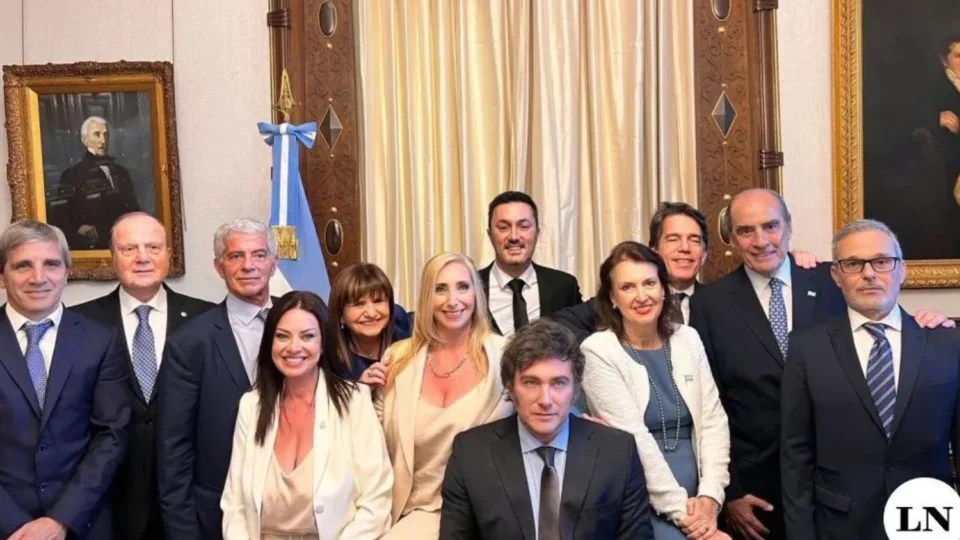 Milei reduz ministérios pela metade e anuncia novo gabinete na Argentina para cortar gastos
