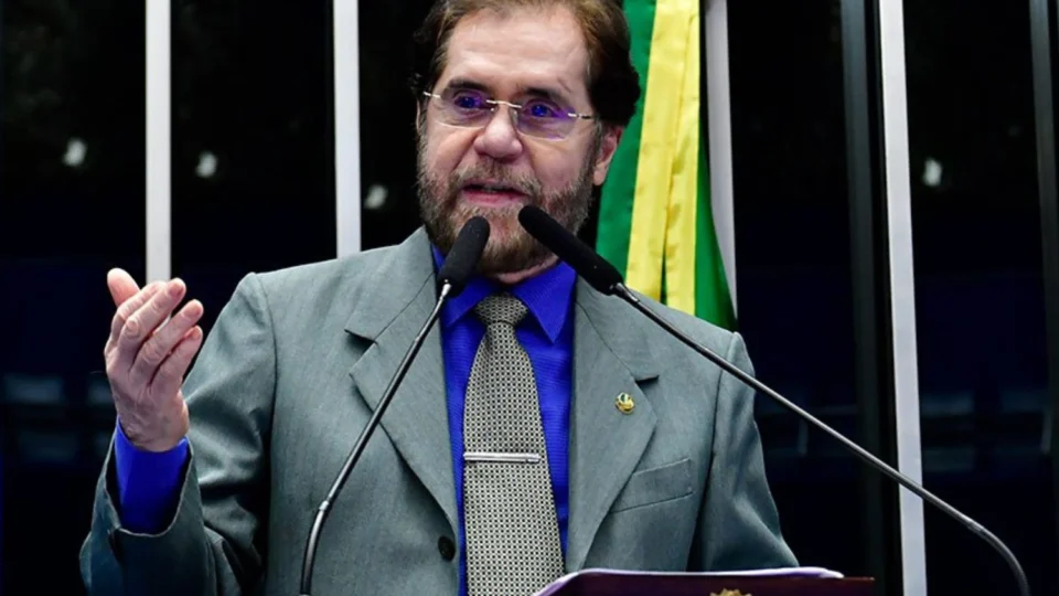 Pelo quinto ano seguido, Plínio Valério recebe prêmio como melhor parlamentar do Amazonas