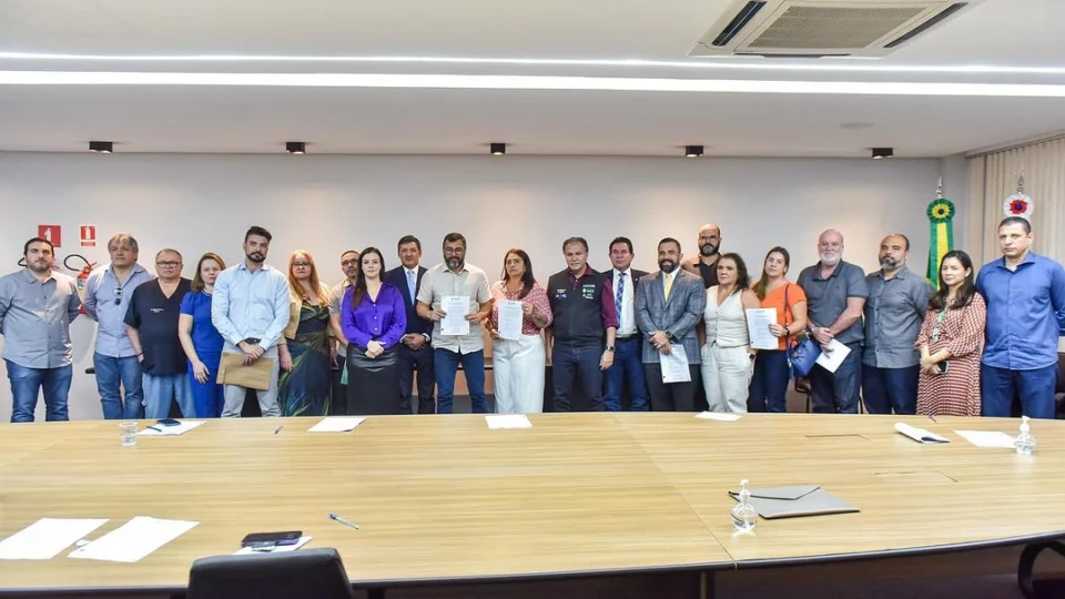 Wilson Lima anuncia normalização 100% dos serviços de saúde após acordo com cooperativas médicas