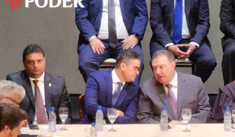 David Almeida ignora presença de Caio André e evita perguntas em coletiva do TCE