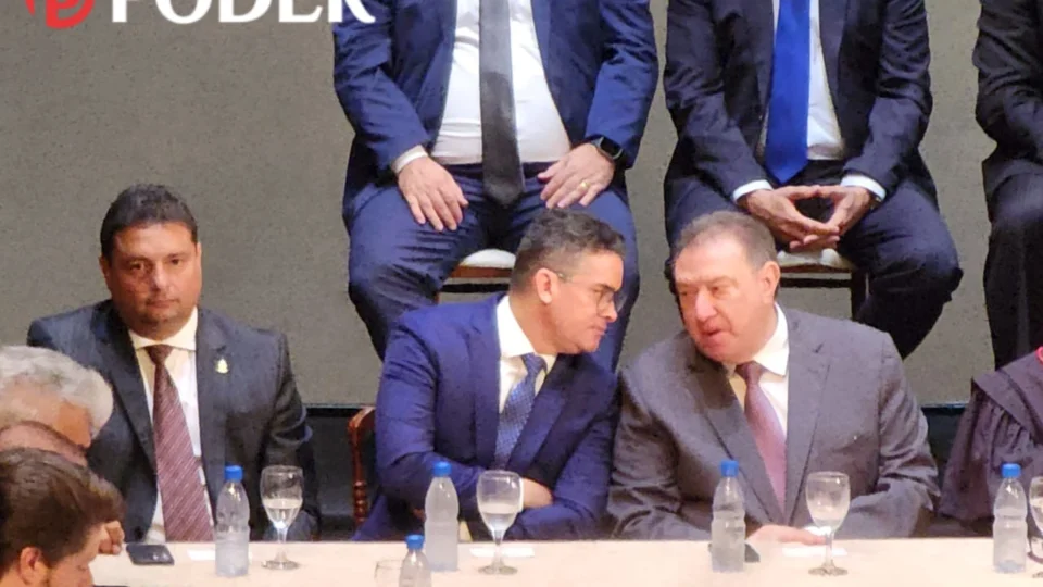 David Almeida ignora presença de Caio André e evita perguntas em coletiva do TCE