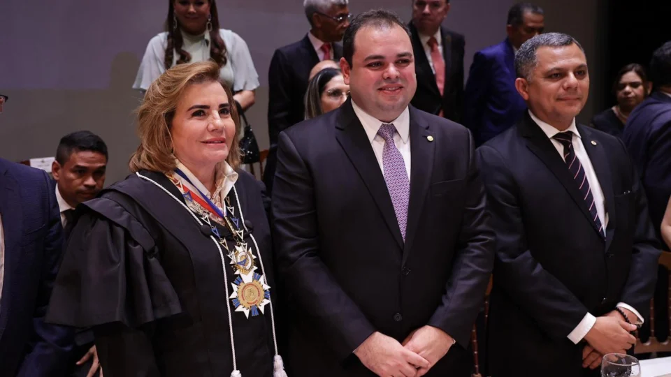 Roberto Cidade parabeniza Yara Lins pela recondução à presidência do TCE-AM